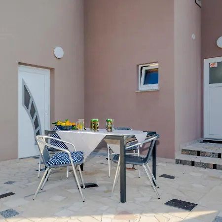 B&b-1 By Interhome Apartment Liznjan